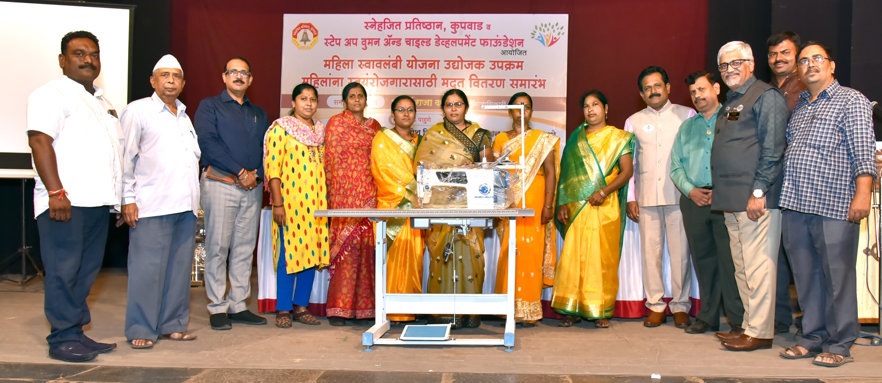 महिला उद्योजक उपक्रमात वस्तू वितरण करताना रोटरी गव्हर्नर नासीर बोरसादवाला, लायन्सचे राजशेखर कापसे, उद्योजक गिरीश चितळे, सन्मती गौंडाजे,प्रशांत माने व इतर