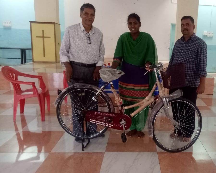 बामणोली येथील प्रभात तारा अनाथालयातील विद्यार्थिनीस सायकल भेट देताना स्नेहजित प्रतिष्ठान सचिव स्नेहल गौंडाजे, सोबत श्री. तिमोथी  जालन