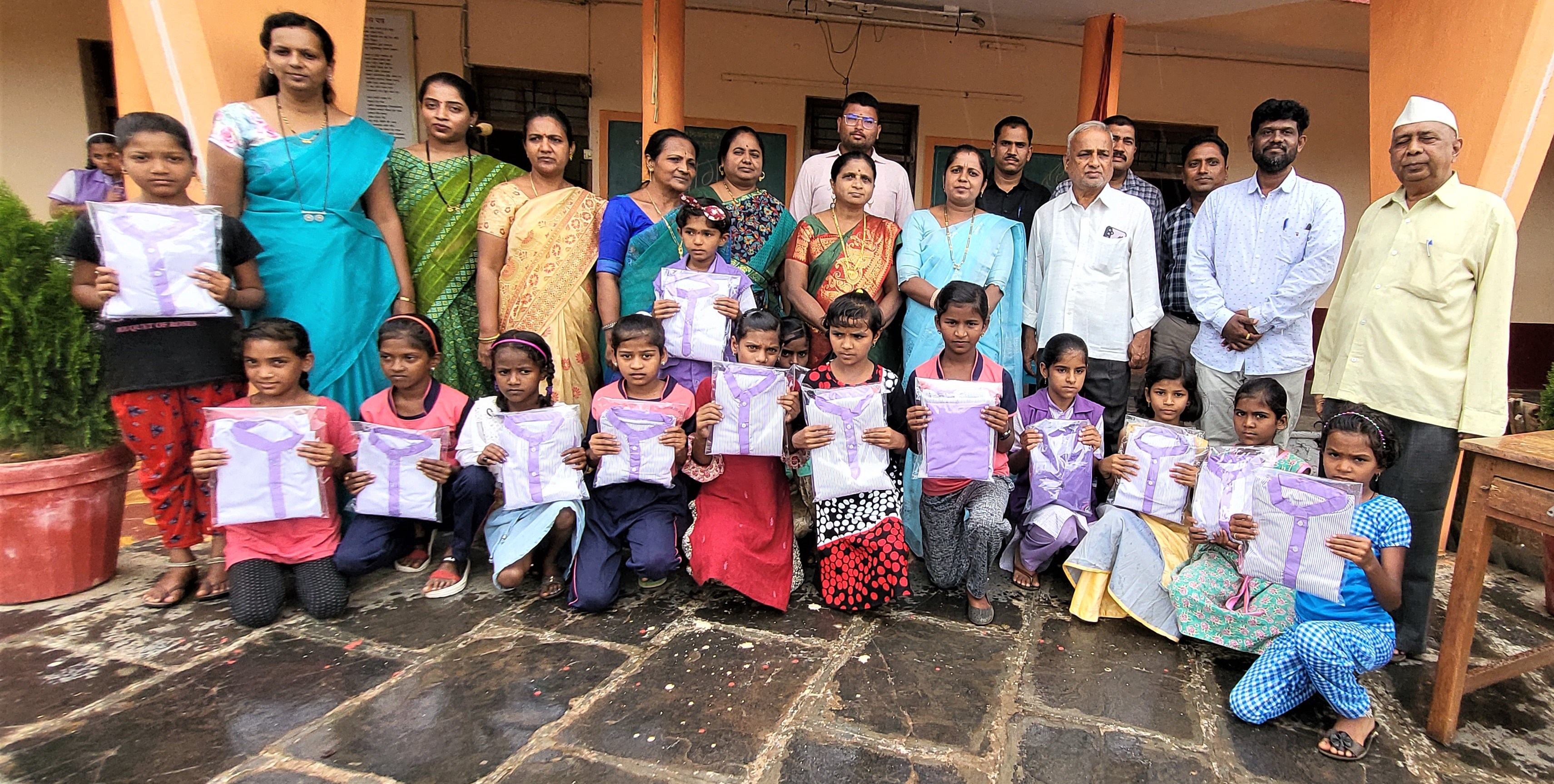 स्नेहजित प्रतिष्ठानतर्फे आष्टा येथील शाळेत गरजू विद्यार्थिनीना शालेय गणवेश वाटप करताना   सन्मती गौंडाजे,चंद्रकांत लांडे, अभिजित गौंडाजे, स्वाती गौंडाजे